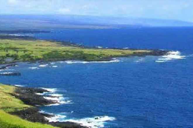 溶岩の岩場に波が打ち寄せるハワイ島の海岸線