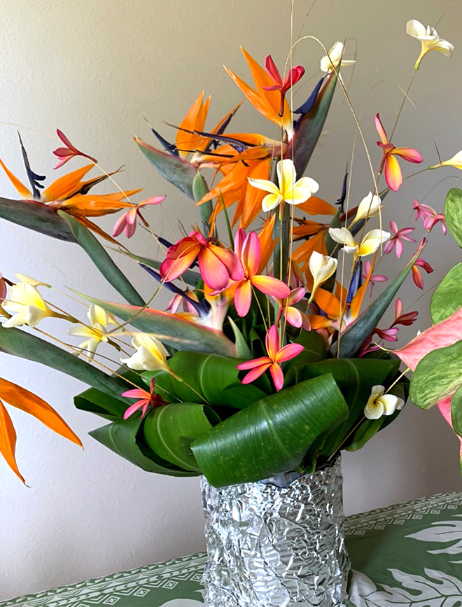 ココナッツの葉の芯に花を挿してつくったフラワーアレンジメント