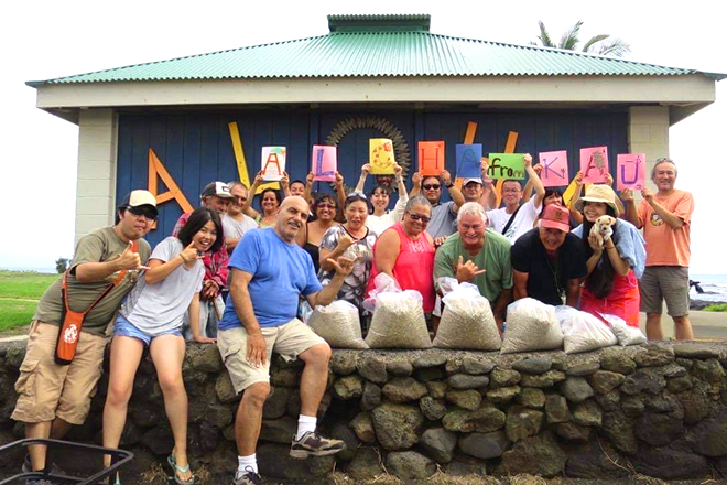 パビリオンの前で「Aloha from Ka'u」の文字を掲げて並ぶ参加者たち